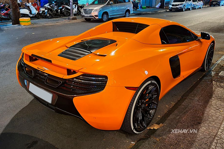 Ở khu vực bên hông, chiếc xe được chủ nhân trang bị thêm bộ mâm đa chấu hình chữ Y thửa riêng màu đen cá tính. Theo quan sát, bộ mâm này có thiết kế khá tương đồng với phong cách của thương hiệu Vossen đình đám. Ngoài ra, cùm phanh cỡ lớn bên trong được sơn cam trùng với màu thân xe.