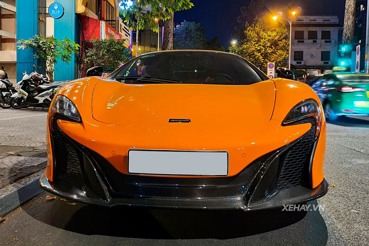 Ở khu vực phía trước xe là cụm đèn pha thiết kế tương tự như trên siêu xe P1 đem lại cái nhìn khỏe khoắn hơn cho xe, cụm đèn hậu chiếu sáng bằng hai dải LED khá độc đáo, cánh gió phía sau có thể điều chỉnh. Ngoài ra, siêu xe nước Anh còn được điều chỉnh nhiều thành phần (có tới 25% bộ phận trên xe là chi tiết mới) để tăng lực ép xuống mặt đường, trực tiếp cải thiện độ chính xác khi vào cua của xe.