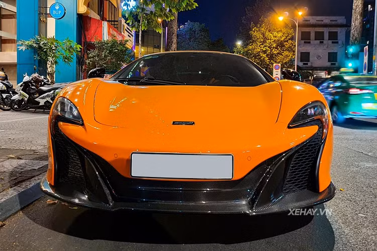 Ở khu vực phía trước xe là cụm đèn pha thiết kế tương tự như trên siêu xe P1 đem lại cái nhìn khỏe khoắn hơn cho xe, cụm đèn hậu chiếu sáng bằng hai dải LED khá độc đáo, cánh gió phía sau có thể điều chỉnh. Ngoài ra, siêu xe nước Anh còn được điều chỉnh nhiều thành phần (có tới 25% bộ phận trên xe là chi tiết mới) để tăng lực ép xuống mặt đường, trực tiếp cải thiện độ chính xác khi vào cua của xe.