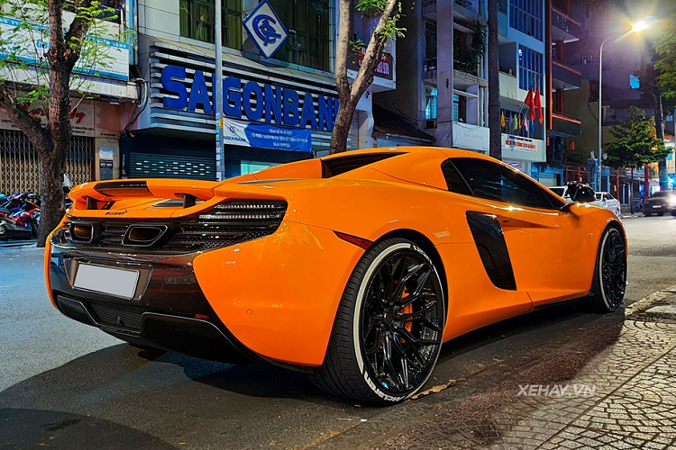 Một điểm nhấn đáng chú ý khác của chiếc McLaren 650S Spider này là hệ thống ống xả hàng hiệu Fi Exhaust với phần đầu ống xả sơn vàng. Được biết, hệ thống ống xả này được chế tạo từ thép không gỉ và có thể dễ dàng tăng giảm âm thanh thông qua nút bấm trong xe. Giá của hệ thống ống xả Fi Exhaust dao động trên 120 triệu đồng.