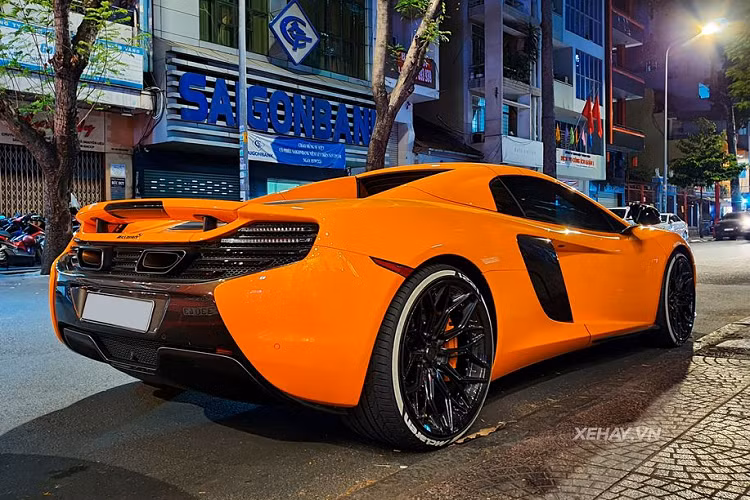 Một điểm nhấn đáng chú ý khác của chiếc McLaren 650S Spider này là hệ thống ống xả hàng hiệu Fi Exhaust với phần đầu ống xả sơn vàng. Được biết, hệ thống ống xả này được chế tạo từ thép không gỉ và có thể dễ dàng tăng giảm âm thanh thông qua nút bấm trong xe. Giá của hệ thống ống xả Fi Exhaust dao động trên 120 triệu đồng.