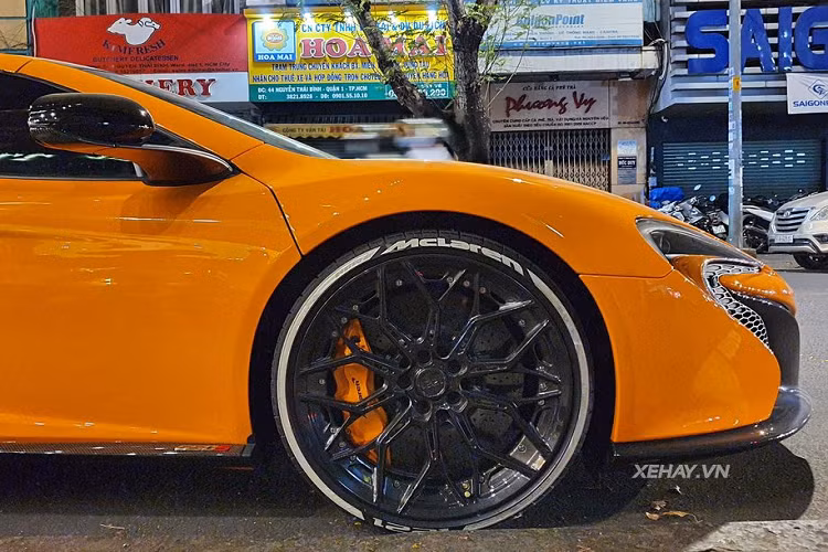 Siêu phẩm McLaren 650S Spider trong bài viết sở hữu nước sơn ngoại thất màu cam nổi bật đi kèm thiết kế vốn được dựa trên nguồn cảm hứng từ người đàn anh McLaren MP4-12C với khung gầm bằng sợi carbon nguyên khối siêu bền và nhẹ càng tô điểm thêm cho vẻ đẹp mĩ miều và đầy sức hút của xe.