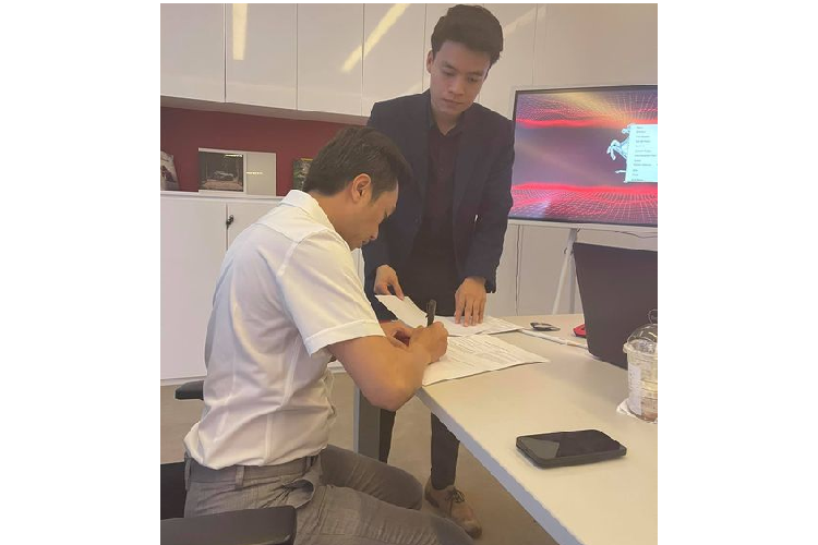 Đặc biệt, với việc sơn gam màu xanh dương ở phần ngoại thất, siêu phẩm Ferrari SF90 Stradale của doanh nhân Nguyễn Quốc Cường cũng sẽ trở thành chiếc SF90 Stradale duy nhất tại Việt Nam có tuỳ chọn màu sơn này, khác biệt hẳn so với màu sơn đỏ truyền thống của cả 3 chiếc SF90 Stradale đang có mặt trong nước.