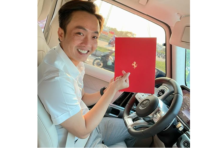 Theo hình ảnh được doanh nhân Nguyễn Quốc Cường đăng tải, siêu phẩm Ferrari SF90 Stradale mà anh mới tậu sẽ có ngoại thất màu xanh dương, khá tương đồng với màu sắc của 2 chiếc xe Mercedes-AMG G63 và MINI John Cooper Works Convertible anh đang sở hữu.