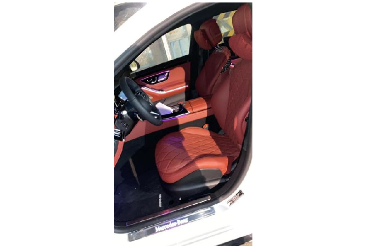 Di chuyển vào bên trong, S 500 2021 khẳng định sự sang trọng và cao cấp với màn hình trung tâm 12,8 inch dạng chữ nhật nằm dọc có công nghệ OLED, vô lăng thế hệ mới với khả năng cảm ứng nhận diện tay của người lái nhờ bộ phận đệm cảm biến hai vùng ở vành tay lái, cùng cụm công cụ kỹ thuật số 12,3 inch.