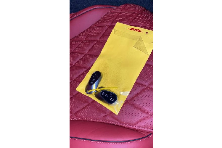 Một số chi tiết đáng chú ý khác trên Mercedes-Benz S 500 2021 gồm hệ thống giải trí MBUX 2.0 hoàn toàn mới, có ít hơn đến 27 nút bấm và núm xoay so với mẫu xe tiền nhiệm. Hầu hết các chức năng trên xe đều sẽ được chuyển qua bộ điều khiển bằng giọng nói hay màn hình cảm ứng.