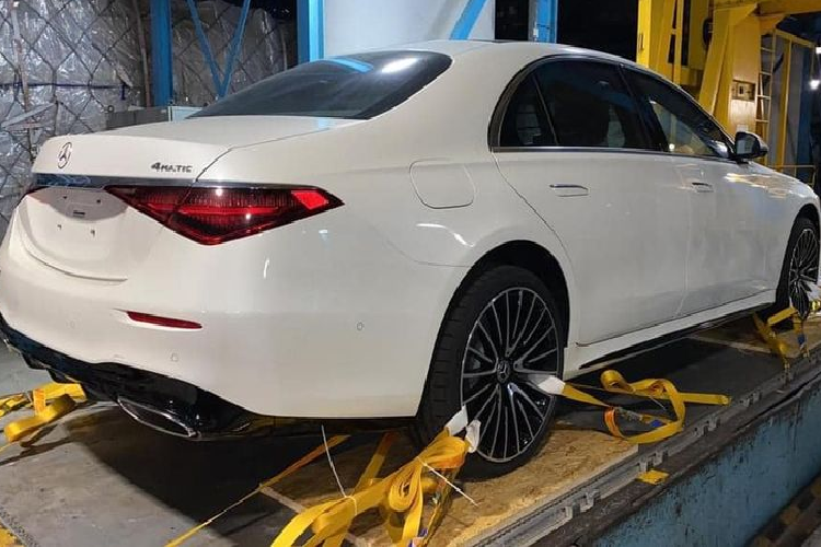Theo giới thạo tin, giá xe Mercedes-Benz S 500 2021 đầu tiên về nước lên đến gần 10 tỷ đồng vì xe có khá nhiều tùy chọn ngoài tiêu chuẩn. Mức giá này cao hơn khoảng 2 tỷ đồng so với S-Class 2021 chính hãng sẽ về Việt Nam vào khoảng cuối năm nay. Nhiều nguồn tin cho biết S-Class thế hệ mới tại Việt Nam sẽ được nhập khẩu nguyên chiếc thay vì lắp ráp trong nước như các thế hệ cũ.