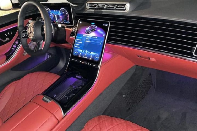 Ngoài ra, Mercedes-Benz S 500 thế hệ mới có mui xe dài hơn trước, bộ mâm 21 inch sắc nét, cột C thoải dài về đuôi xe một cách mềm mại và thanh thoát. Tương tự những chiếc S-Class 2021 khác, S 500 cũng có cụm đèn hậu nằm ngang - lần đầu tiên xuất hiện trên S-Class.