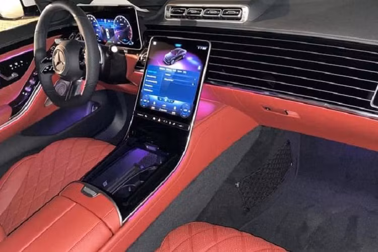 Ngoài ra, Mercedes-Benz S 500 thế hệ mới có mui xe dài hơn trước, bộ mâm 21 inch sắc nét, cột C thoải dài về đuôi xe một cách mềm mại và thanh thoát. Tương tự những chiếc S-Class 2021 khác, S 500 cũng có cụm đèn hậu nằm ngang - lần đầu tiên xuất hiện trên S-Class.