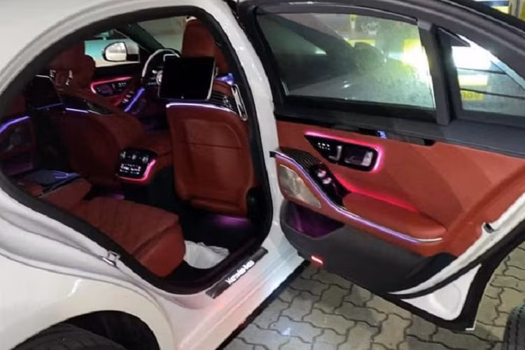 Bên cạnh đó, mọi chiếc S-Class thế hệ mới đều được loại bỏ bàn rê cảm ứng, có chìa khóa xe thiết kế mới, hệ thống âm thanh vòm 4D cao cấp Burmester với 30 loa và 8 bộ cộng hưởng cùng 2 màn hình thông tin giải trí cỡ 11.6 inch được gắn ở lưng ghế trước và 1 máy tính bảng 7.0 inch tích hợp các điều chỉnh cho hành khách ở hàng ghế sau.