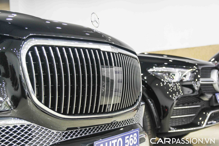 GLS 600 sở hữu phần cản trước với hốc gió được thiết kế một cách liền mạch với lưới tản nhiệt đan chéo được mạ chrome, phần mặt ca lăng phía trước được thiết kế với các thanh nan thẳng mạ chrome tương tự những phiên bản Maybach S-Class nhưng đã được căn chỉnh để phù hợp hơn với chiếc SUV hàng đầu. Thêm vào đó, cột C của xe cũng được đính logo Maybach quen thuộc giúp biểu thị phiên bản. Logo chìm trên capo thường thấy trên các phiên bản GLS thông thường cũng được thay thế thành logo dạng đứng.