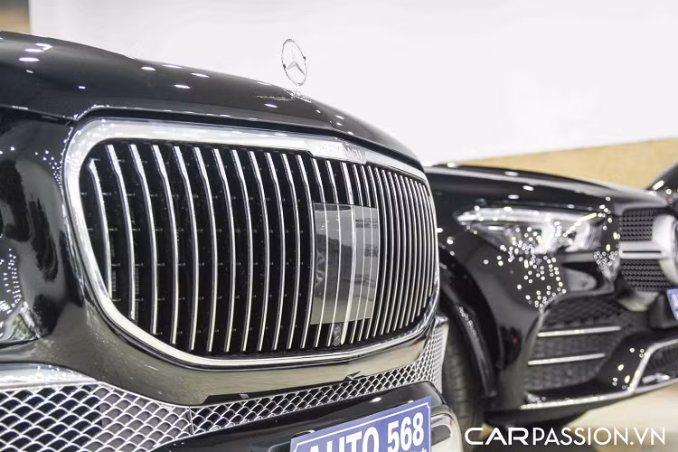 GLS 600 sở hữu phần cản trước với hốc gió được thiết kế một cách liền mạch với lưới tản nhiệt đan chéo được mạ chrome, phần mặt ca lăng phía trước được thiết kế với các thanh nan thẳng mạ chrome tương tự những phiên bản Maybach S-Class nhưng đã được căn chỉnh để phù hợp hơn với chiếc SUV hàng đầu. Thêm vào đó, cột C của xe cũng được đính logo Maybach quen thuộc giúp biểu thị phiên bản. Logo chìm trên capo thường thấy trên các phiên bản GLS thông thường cũng được thay thế thành logo dạng đứng.