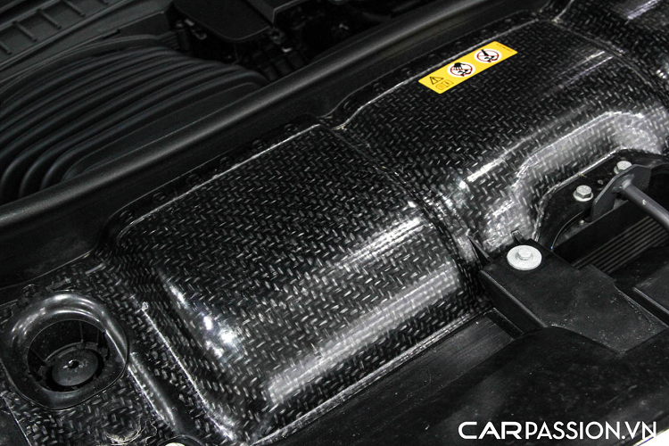 Chiếc GLS 600 này được trang bị tùy chọn tủ lạnh được đặt ở giữa hai ghế phía sau. Xe được lựa chọn trang bị các tính năng khác như cửa sổ trời cỡ lớn với 2 chế độ kính mờ/trong, tấm che nắng chỉnh điện, điều hòa độc lập cho ghế sau…