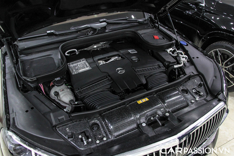 Chiếc xe được cấu hình chú trọng vào hàng ghế sau với hai ghế tách biệt, đi kèm với đó chính là trang bị màn hình giải trí cho từng ghế, bàn làm việc có thể đóng gập dễ dàng, máy tính bảng đi kèm có thể tháo rời để điều chỉnh các tính năng trên xe.