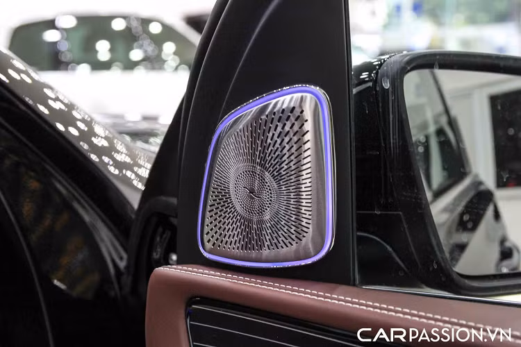 Mercedes ưu ái trang bị độc quyền cho Maybach động cơ này và bổ sung thêm hệ thống EQ Boost dùng điện 48V bổ trợ với khả năng tăng tạm thời công suất hệ thống thêm 22 mã lực, mô men xoắn thêm 250 Nm.