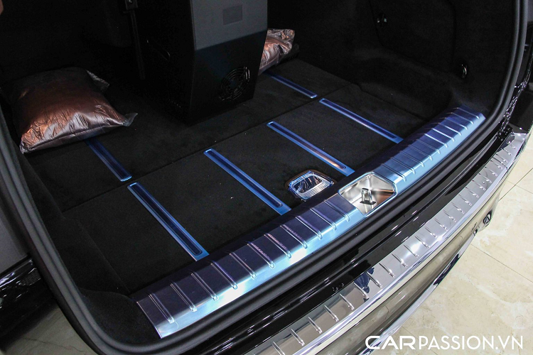 GLS 600 Maybach còn được trang bị hệ thống treo khí nén AIRMATIC tiêu chuẩn và thậm chí còn có tùy chọn hệ thống treo chủ động E-ACTIVE BODY CONTROL cho phép xử lý với mọi kiểu bề mặt đường.