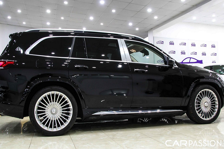 Chiếc GLS 600 này được đưa về Việt Nam ngay trước thời điểm dịp Tết Nguyên đán và trở thành một trong ba chiếc hiện có tại thị trường Việt Nam. Khác với ngoại thất được sơn với phong cách hai tông màu như chiếc GLS 600 đầu tiên, chiếc xe mang trên mình ngoại thất màu đen bóng sang trọng, kết hợp trên nền màu đen chính là các chi tiết nhôm và chrome được trang bị cho các phần ốp viền cửa giúp cho phiên bản trở nên sang trọng, cao cấp hơn.