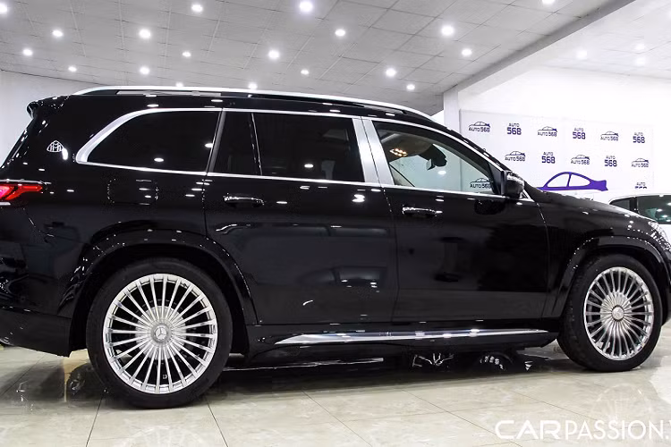 Chiếc GLS 600 này được đưa về Việt Nam ngay trước thời điểm dịp Tết Nguyên đán và trở thành một trong ba chiếc hiện có tại thị trường Việt Nam. Khác với ngoại thất được sơn với phong cách hai tông màu như chiếc GLS 600 đầu tiên, chiếc xe mang trên mình ngoại thất màu đen bóng sang trọng, kết hợp trên nền màu đen chính là các chi tiết nhôm và chrome được trang bị cho các phần ốp viền cửa giúp cho phiên bản trở nên sang trọng, cao cấp hơn.