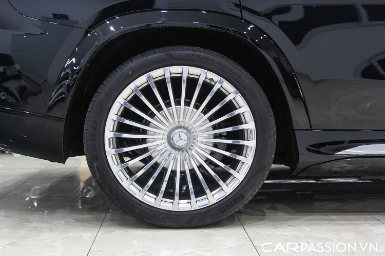 So với GLS thông thường, GLS 600 được trang bị các phần viền hốc bánh xe rộng hơn, hông xe được trang bị líp giúp xe thấp hơn với nẹp chrome tạo điểm nhấn. Xe được trang bị bệ bước có thể đóng mở tự động với độ phản hồi nhanh nhạy được đính logo Maybach. Xe được trang bị bộ mâm đa chấu được hoàn thiện bóng bẩy với kích thước 23 inch. Ngoài ra, khách hàng còn có thể lựa chọn các tùy chọn mâm khác với kích thước có thể lên tới 23 inch, mâm cơ bản được trang bị có kích thước 22 inch.