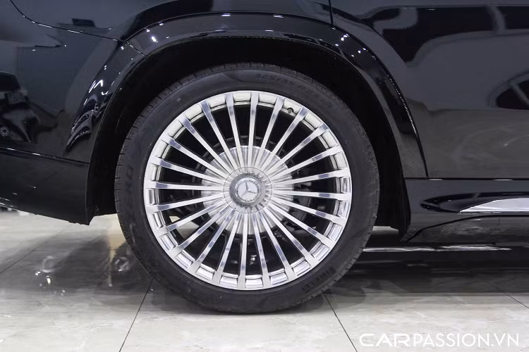 So với GLS thông thường, GLS 600 được trang bị các phần viền hốc bánh xe rộng hơn, hông xe được trang bị líp giúp xe thấp hơn với nẹp chrome tạo điểm nhấn. Xe được trang bị bệ bước có thể đóng mở tự động với độ phản hồi nhanh nhạy được đính logo Maybach. Xe được trang bị bộ mâm đa chấu được hoàn thiện bóng bẩy với kích thước 23 inch. Ngoài ra, khách hàng còn có thể lựa chọn các tùy chọn mâm khác với kích thước có thể lên tới 23 inch, mâm cơ bản được trang bị có kích thước 22 inch.