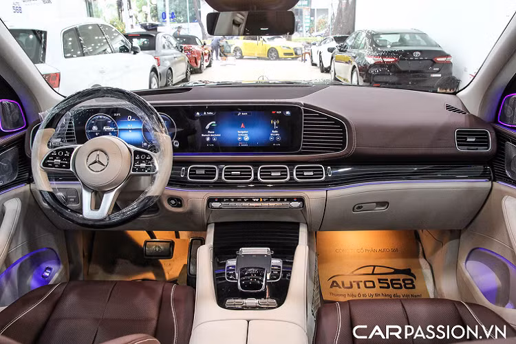 Sự thay đổi lớn nhất nằm ở bên trong cabin khi Maybach GLS chỉ có 2 hàng ghế với 4 chỗ ngồi, trong đó ở phía sau là 2 ghế độc lập theo phong cách thương gia, đem lại không gian thực sự rộng và thoải mái hết mức cho hành khách tại vị trí này. Ghế đơn cao cấp tại khu vực này sở hữu các tính năng tương đồng trang bị trên Maybach S-Class như mát xa, sưởi, làm mát, ngả lưng chỉnh điện, đệm đỡ chân…
