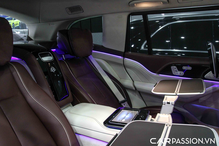 Chiếc xe sở hữu khoang nội thất được phối giữa màu kem cùng màu nâu đỏ được lựa chọn bọc cho các ghế ngồi, viền các ghế vẫn được tạo điểm nhấn với viền màu be. Phần táp lô trước được trang trí với gỗ tối màu được vẽ họa tiết độc đáo.