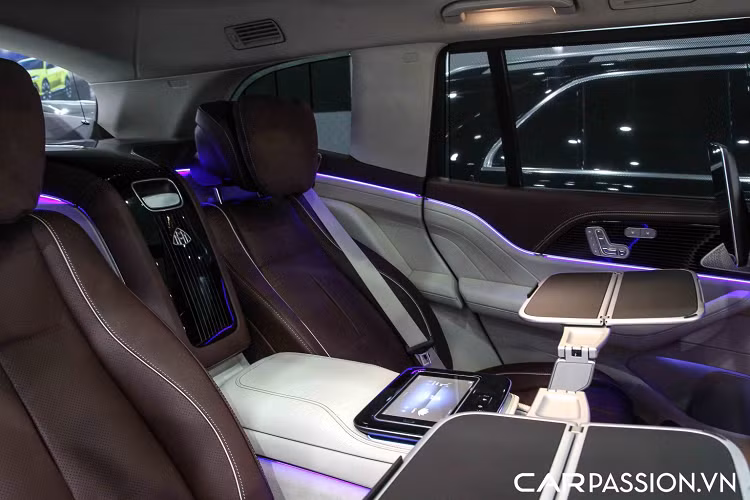 Chiếc xe sở hữu khoang nội thất được phối giữa màu kem cùng màu nâu đỏ được lựa chọn bọc cho các ghế ngồi, viền các ghế vẫn được tạo điểm nhấn với viền màu be. Phần táp lô trước được trang trí với gỗ tối màu được vẽ họa tiết độc đáo.