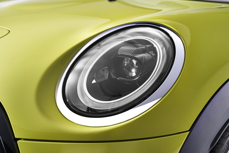 Cụm đèn pha trước trên Mini Convertible thế hệ mới có phần viền phía trong được sơn màu đen High-Gloss Black. Hệ thống đèn LED nay có thêm tính năng "Bad weather light", tính năng này thay thế công dụng của đèn sương mù.