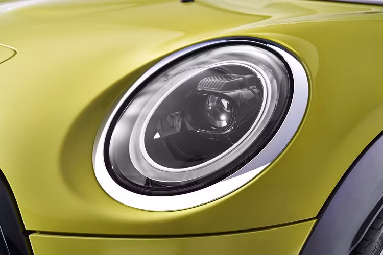 Cụm đèn pha trước trên Mini Convertible thế hệ mới có phần viền phía trong được sơn màu đen High-Gloss Black. Hệ thống đèn LED nay có thêm tính năng "Bad weather light", tính năng này thay thế công dụng của đèn sương mù.