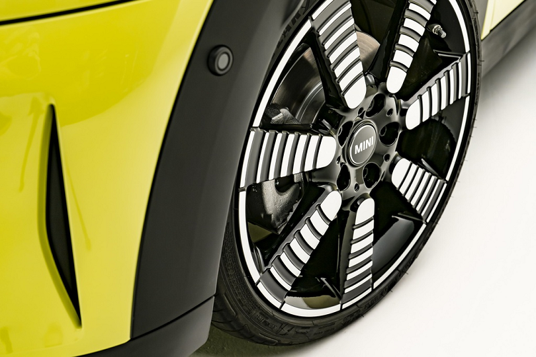 Điểm nhấn trên xe là bộ mâm mới với 2 tùy chọn kích cỡ là 17 inch hoặc 18 inch.