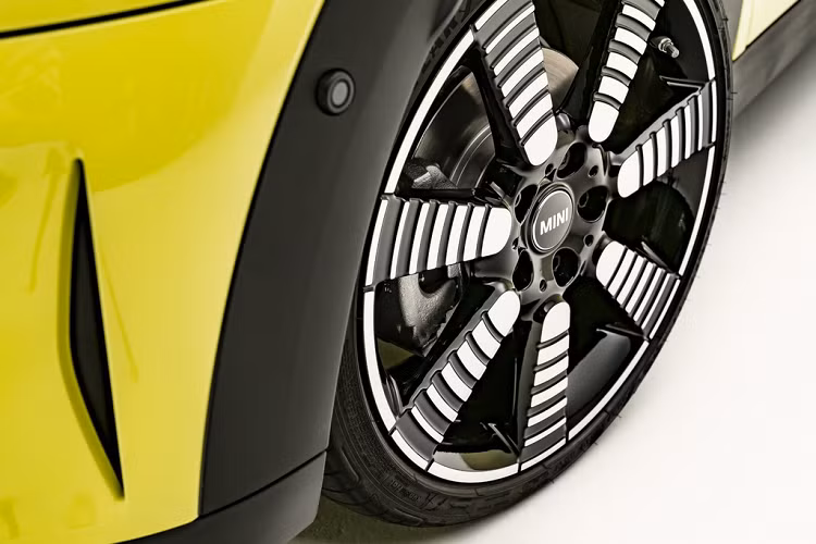 Điểm nhấn trên xe là bộ mâm mới với 2 tùy chọn kích cỡ là 17 inch hoặc 18 inch.