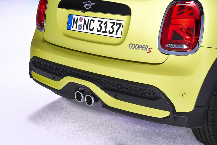 Thay đổi ở phần đuôi nằm ở đèn sương mù, Mini 2022 có đèn sương mù LED với kiểu dáng mới và đặt ở vị trí trung tâm. Ống xả kép tiêu chuẩn có màu chrome, người dùng có thể thay đổi thành màu sơn đen khi lựa chọn gói ngoại thất Piano Black.