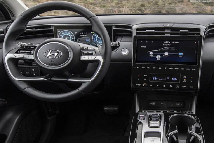 Ở thế hệ thứ tư, Hyundai Tucson 2022 đã có một màn “lột xác” toàn diện với ngôn ngữ thiết kế “Sensuous Sportiness”, tạm dịch là “Thể thao gợi cảm”. Sự thay đổi này đem lại cho Tucson một “bộ mặt” cuốn hút và hơi hướng tương lai hơn.