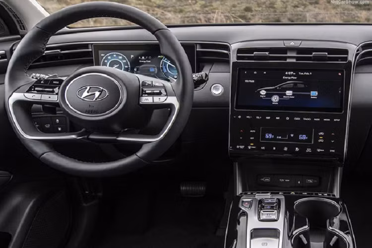 Ở thế hệ thứ tư, Hyundai Tucson 2022 đã có một màn “lột xác” toàn diện với ngôn ngữ thiết kế “Sensuous Sportiness”, tạm dịch là “Thể thao gợi cảm”. Sự thay đổi này đem lại cho Tucson một “bộ mặt” cuốn hút và hơi hướng tương lai hơn.