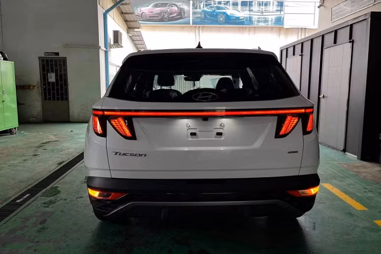 Hình ảnh so sánh mức tiêu thụ nhiên liệu giữa hai thế hệ không tiết lộ nhiều thông tin khác về mẫu xe SUV Hyundai Tucson 2022. Tuy nhiên, đáng chú ý là sự xuất hiện của cấu hình động cơ xăng tăng áp 1.6L đi kèm hệ dẫn động 4 bánh tiêu chuẩn. Đây có thể coi là một bước đi trước của Hyundai Tucson khi các đối thủ là Mazda CX-5 và Honda CR-V đều chưa có tùy chọn hệ dẫn động 4 bánh tại thị trường Việt.