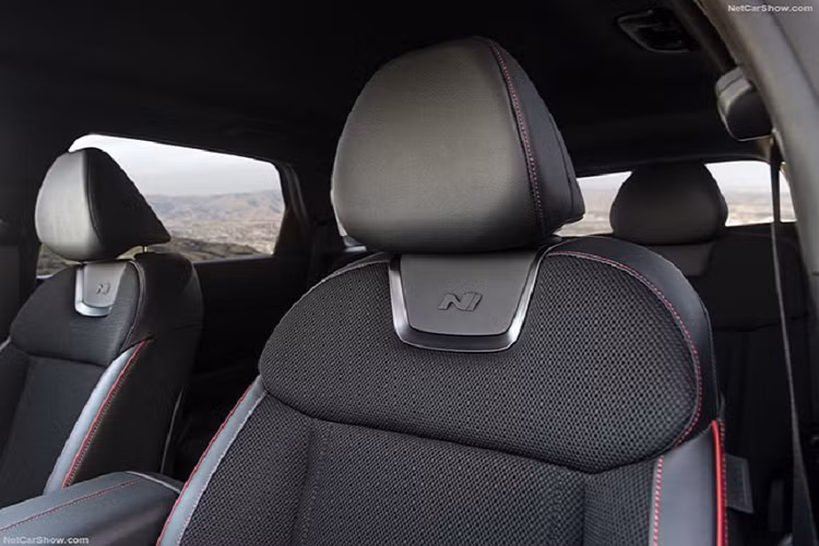 Mặt ca-lăng có họa tiết hình tam giác tinh xảo, ẩn phía sau là công nghệ đèn chiếu sáng ban ngày (DRL) khiến chiếc xe thực sự tỏa sáng khi di chuyển trên đường phố.