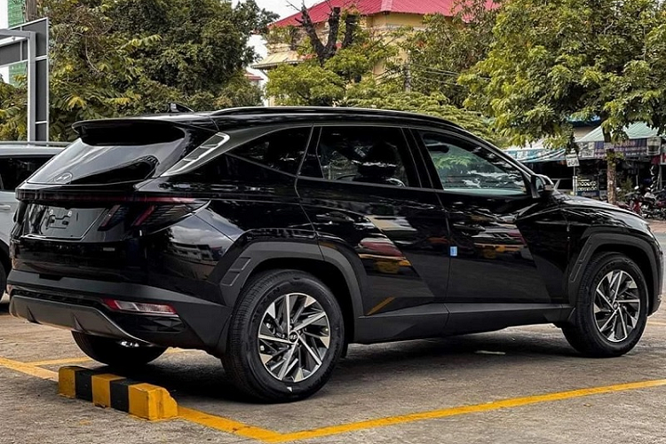 Nội thất của Hyundai Tucson 2022 cũng nhận được nhiều thay đổi đáng kể, bao gồm màn hình đa thông tin 10,3 inch nằm sau vô lăng, hệ thống đèn nội thất, ghế bọc da, vải giả da trên bảng táp-lô và tấm ốp cửa. Khu vực bảng điều khiển trung tâm trông gọn gàng hơn nhờ cách bố trí các nút bấm vật lý theo một khối rõ ràng.