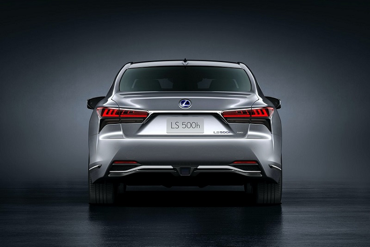 Nhận được hướng dẫn đặt hàng từ đại lý chính thức của thương hiệu xe sang Lexus, CarsDirect cho biết giá bán của Lexus LS 500h 2021 mới dẫn động cầu sau sẽ cao hơn 10.490 USD (khoảng 242 triệu đồng) so với phiên bản 2020. Tùy chọn hệ dẫn động 4 bánh toàn thời gian sẽ bổ sung thêm 3.250 USD (khoảng 75 triệu đồng) vào mức giá niêm yết dự kiến.