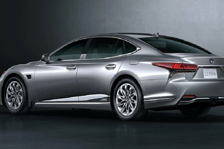 Hệ truyền động hybrid của Lexus LS 500h 2021 đã được tối ưu hóa, có khả năng cho ra tổng công suất 354 mã lực, cho phép tăng tốc 0 - 100 km/h trong 5,1 giây. Mức tiêu thụ nhiên liệu ước tính của LS 500h 2021 dẫn động cầu sau là 7.1L/100km trên đường cao tốc.