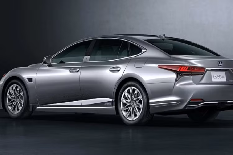 Hệ truyền động hybrid của Lexus LS 500h 2021 đã được tối ưu hóa, có khả năng cho ra tổng công suất 354 mã lực, cho phép tăng tốc 0 - 100 km/h trong 5,1 giây. Mức tiêu thụ nhiên liệu ước tính của LS 500h 2021 dẫn động cầu sau là 7.1L/100km trên đường cao tốc.