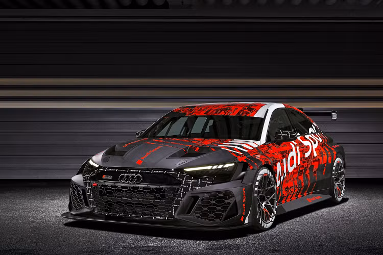 Chiếc xe được tạo điểm nhấn với bộ tem 3 tone màu đen/đỏ/trắng đậm chất thể thao. Là một chiếc xe đua, Audi RS 3 LMS thế hệ mới được trang bị bộ bodykit giúp cải thiện khả năng khí động học.
