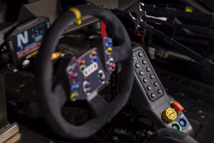 Các tính năng tiêu chuẩn khác bên trong khoang lái có thể kể đến như hệ thống chữa cháy, kính chắn gió sau làm từ vật liệu polycarbonate.