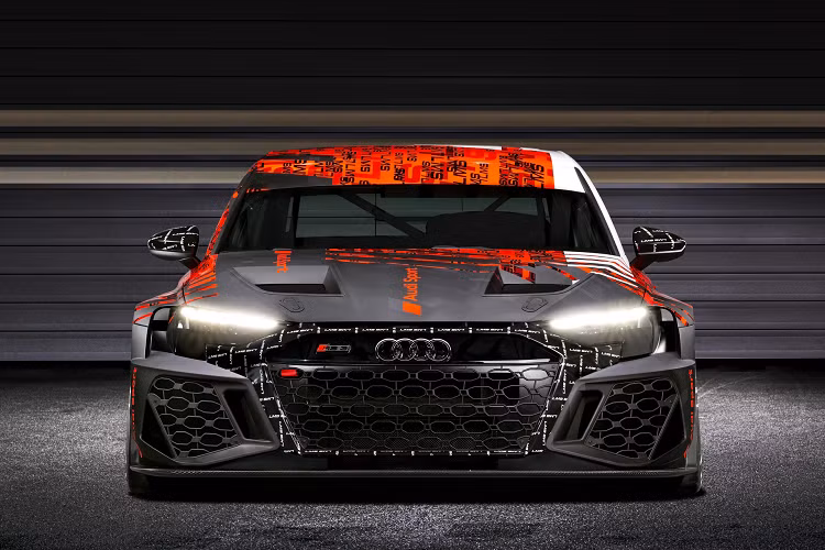 Nhìn trực diện, dễ dàng nhận thấy bộ lưới tản nhiệt dạng singleframe giống Audi RS 3 bản thương mại. Tuy nhiên Audi đã bổ sung thêm nhiều khe hút gió dạng tổ ong ở 2 bên để tăng thêm hiệu quả làm mát cho động cơ. Audi cho biết RS 3 LMS là mẫu xe đầu tiên được thiết kế dựa trên việc tính toán khả năng động lực học bằng chất lỏng (Computational Fluid Dynamics).