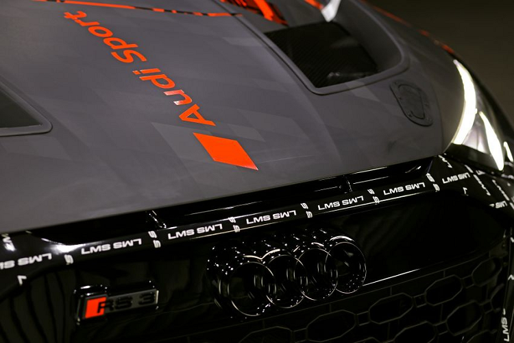 Công suất ước tính của động cơ này là 335 mã lực. Toàn bộ sức mạnh được truyền đến bánh trước thông qua hộp số 6 cấp Hewland.