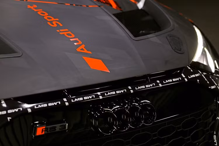 Công suất ước tính của động cơ này là 335 mã lực. Toàn bộ sức mạnh được truyền đến bánh trước thông qua hộp số 6 cấp Hewland.