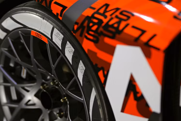 Audi đã bổ sung cho xe bộ đệm gắn trên hệ thống treo trước với kích thước 1,2-10 mm, cho phép điều chỉnh góc camber 2-7 độ một cách nhanh chóng.