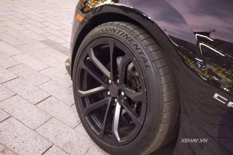 Chevrolet Camaro ZL1 độc nhất Việt Nam còn được trang bị bộ mâm năm chấu kép sơn đen mờ có đường kính 20 inch, đi kèm hệ thống phanh hiệu năng cao hiệu Brembo, với phanh đĩa trước 370 mm 6 piston và phanh đĩa sau 365 mm 4 piston. Đặc biệt hơn, chiếc xe độc nhất này còn được chủ nhân biến thành một con "quái thú" thực thụ khi được chủ nhân độ công suất lên đến 750 mã lực - vượt mặt cả nhiều siêu xe thể thao.