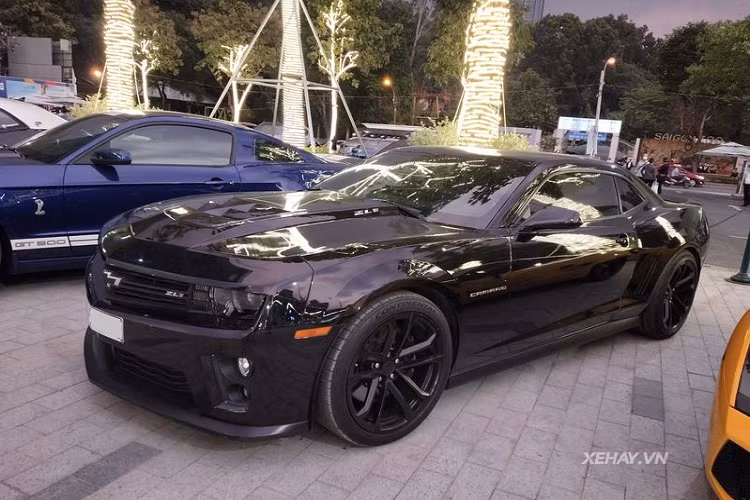  Chevrolet Camaro ZL1 thể thao là một trong những dòng xe cơ bắp Mỹ nổi tiếng nhất thế giới, tuy nhiên, ở Việt Nam, mẫu xe hiệu năng cao này lại khá kén khách, không được phổ biến như đối thủ Ford Mustang.