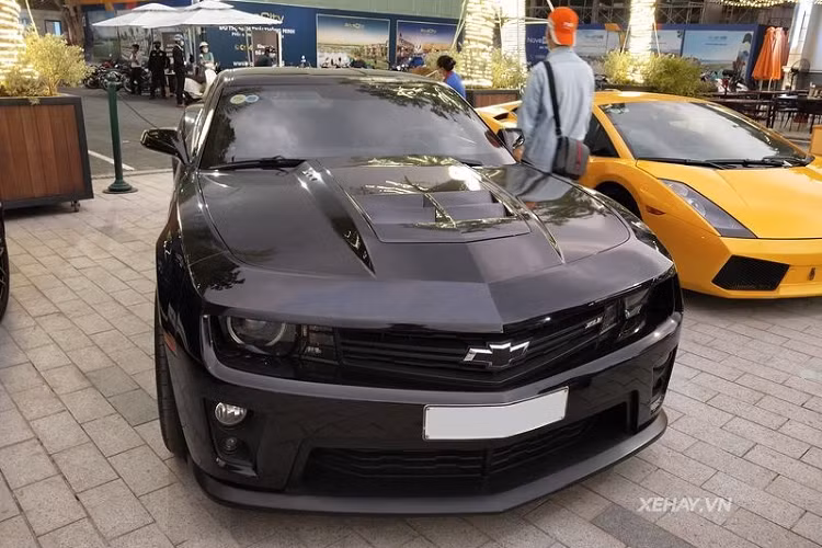 Xe có ngoại thất màu đỏ nguyên bản nhưng sau đó đã được chủ nhân dán decal màu đen để tăng độ hầm hố. Về tổng thể, thiết kế xe vô cùng mạnh mẽ, cơ bắp, với những đường nét gân guốc khắp thân xe, lưới tản nhiệt sơn đen, líp gió trước cỡ lớn, khe gió trên ca-pô...