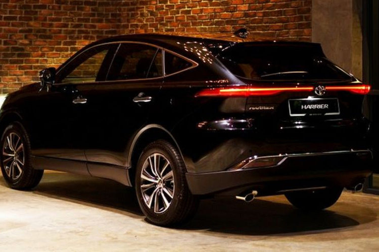 Tại Việt Nam, Toyota Harrier 2021 chưa có kế hoạch ra mắt, vì vậy khách mua chỉ có thể lựa chọn xe nhập khẩu tư nhân. Từ vài tháng trước, doanh nghiệp tư nhân ở nước ta đã chào hàng Toyota Venza thế hệ mới (tên là Harrier tại khu vực Đông Nam Á) với bản LE giá từ 2,9 tỷ đồng và bản Limited giá lên tới 3,6 tỷ đồng.